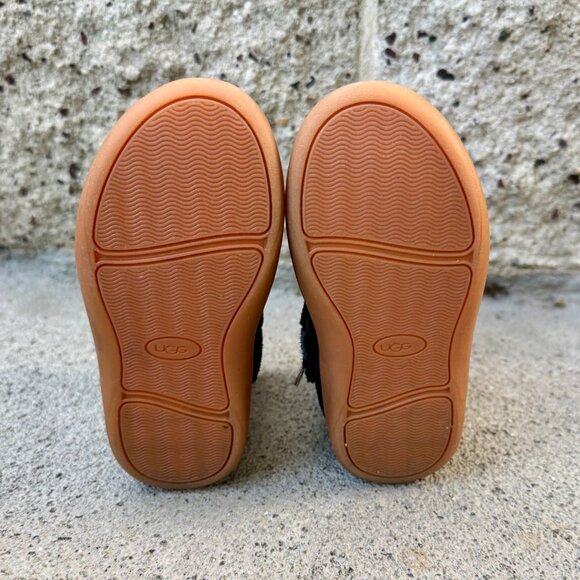 UGG AUSTRALIA Kids Keelan Boots Unisex 8 EU 25 Black Suede & Sheepskin Booties - Picture 7 of 8